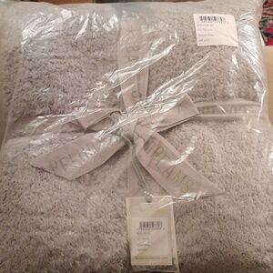 NWT Barefoot Dreams 54x72 blanket
